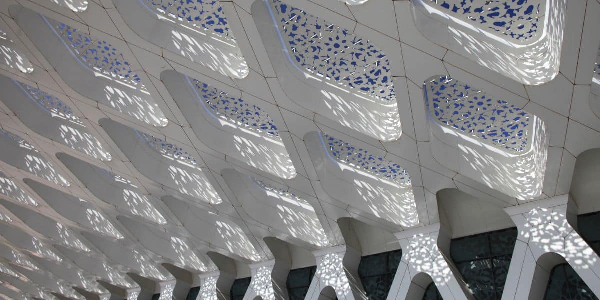Explorando las maravillas arquitectónicas de Marrakech: ¡un vistazo al magnífico aeropuerto de Marrakech Menara!