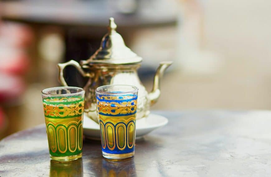La maestosità del tè alla menta: svelare le ricche tradizioni della birra tipica di Marrakech